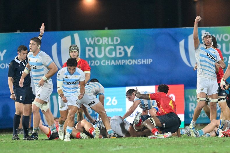 El festejo de Los Pumitas con el triunfo agónico en el Mundial de Italia.