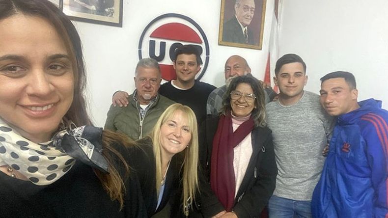 SELFIE. Zakhem presentó a su equipo y ya salió a calentar la interna. .