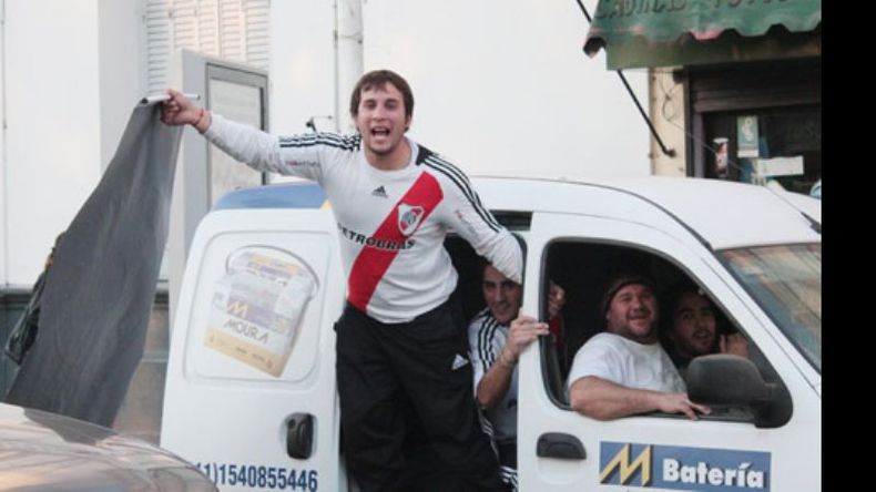 Este fana no aguantó más y saltó de la camioneta para festejar..