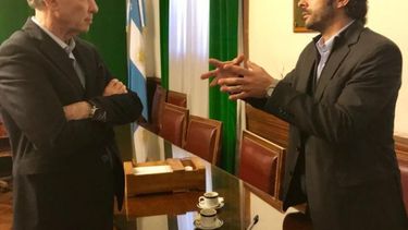 CHARLA ANIMADA. Pichetto y Maciel, este mediodía en el Senado. .
