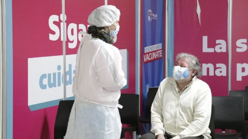 Carlos, el panadero que recibió la vacuna 3 millones..