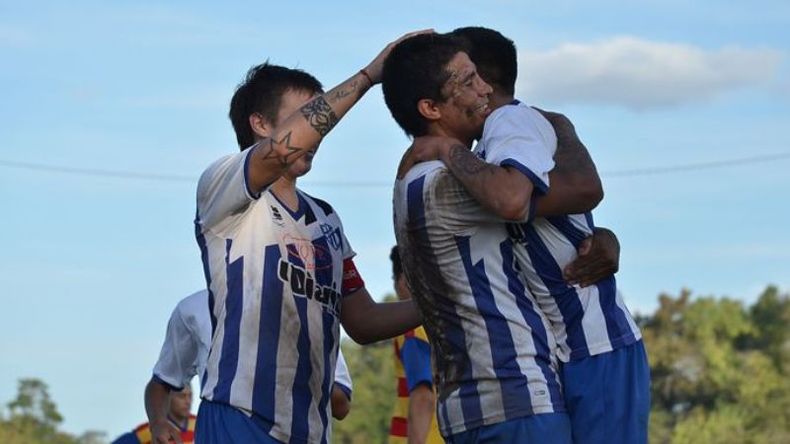 ABRAZO DE GOL. El festejo de los jugadores de San Alejo tras el 1-0 sobre América..