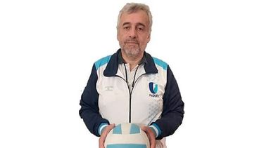 PASIÓN POR EL VOLEY. Mario y la pelota de toda su vida..