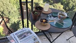 TERRAZA. La foto del desayuno que disparó el debate en las redes..