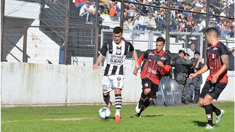 (Fredy Caballero). AL ATAQUE. Achucarro intentó ser salida ofensiva por derecha..
