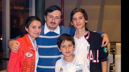 Julieta y Nacho (der.) junto a su papá y hermano, tras competir en el último torneo..
