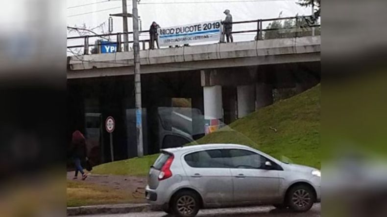 VEDA. Vecinos aseguraron que el oficialismo colgó carteles e hizo pintadas ya pasadas las 8, cuando estaba prohibido. En este caso, en Del Viso..