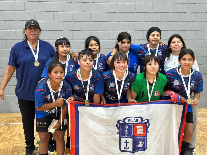 MEDALLA. El Fútbol Femenino de Pilar le dio la de oro a Pilar.