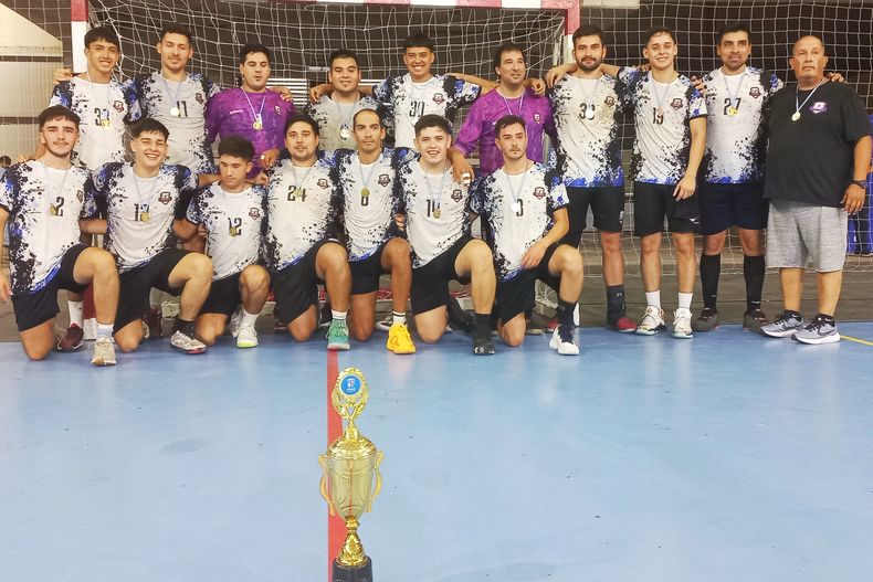 CAMPEONES. Los varones de Muni se consagración en la Copa Pilar.