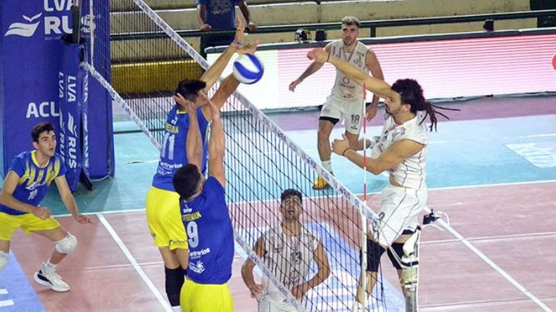DEFENSA. Nieto (10) mira desde abajo el bloqueo de Beltrán y Steeman. (FOTO: PRENSA ACLAV)..