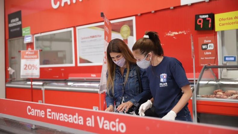RECORRIDA. Peralta, con una de las inspectoras, durante los controles de este sábado..