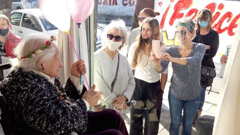 EN FAMILIA. Luisa pudo disfrutar con los suyos a través del ventanal..