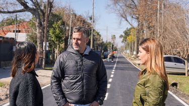 La candidata a primera concejal por Fuerza Patria Pilar, Soledad Peralta, recorrió los asfaltos junto al intendente Federico Achával.