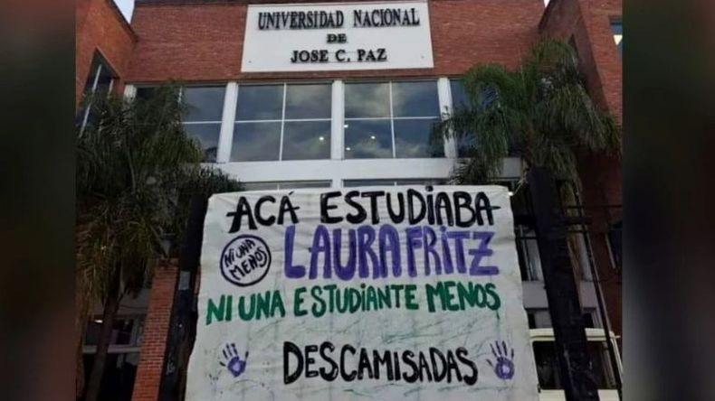 NI UNA ESTUDIANTE MENOS. La bandera, en el ingreso a la Universidad de José C. Paz. .