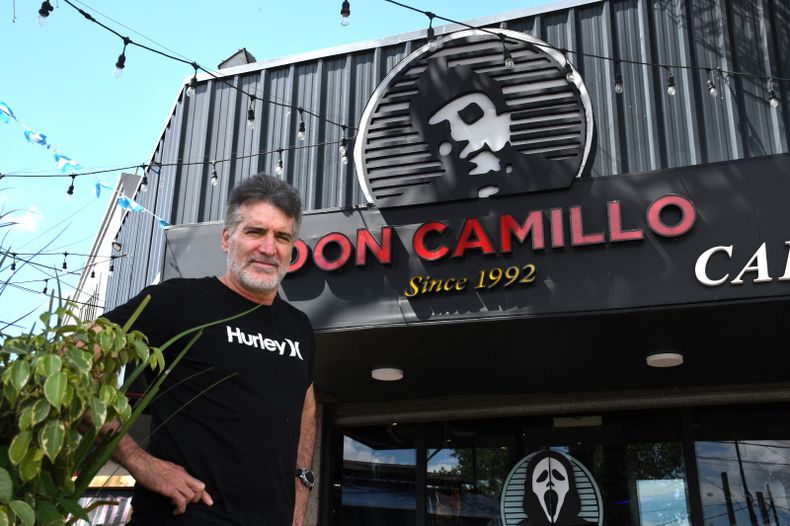 ESQUINA CON HISTORIA. Gustavo Suárez frente a su local Don Camilo, en el corazón de Del Viso.&nbsp;