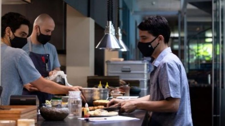 AFECTADOS. La gastronomía se siente acosada por las deudas..