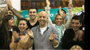 APLAUSO FINAL. Ducoté y su equipo celebraron en forma moderada el triunfo en las PASO..