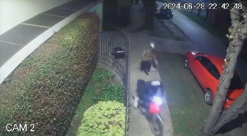 HUÍDA. El ladrón escapó a toda velocidad hacia la calle Guido.