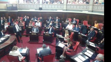ESPERA. Anoche, en el Senado, aguardaban el inicio del debate..