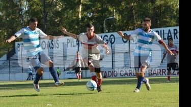 (FREDY CABALLERO). ESCAPE. Juárez se lleva la pelota entre los centrales Campuzano y Lesci; el Flaco selló la goleada..