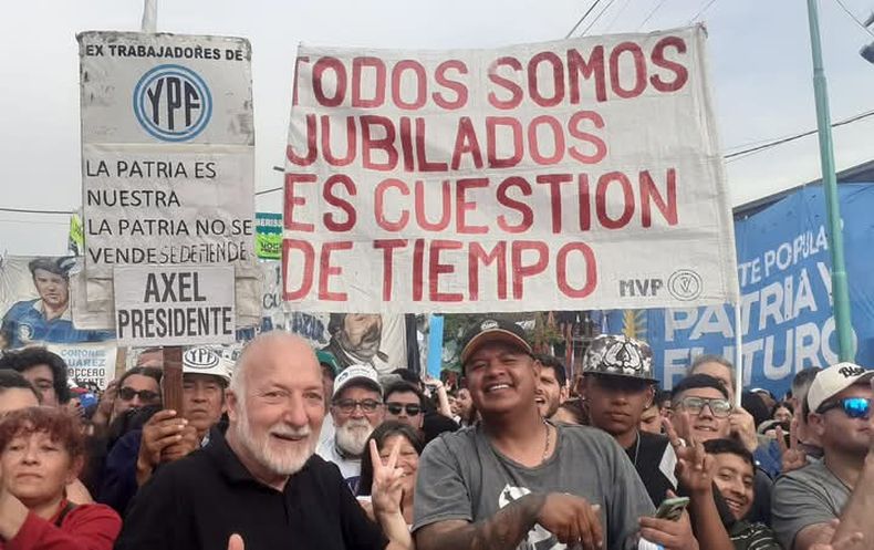 JUBILADOS. Néstor Sito con un cartel que se hizo emblemático.