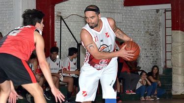 CONDUCCIÓN. Díaz fue decisivo con sus triples para el triunfo rojo..