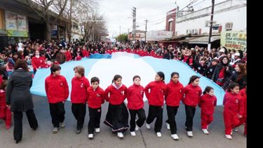 La bandera gigante de los chicos del colegio Santiago Derqui se robaron todas las miradas del público presente..