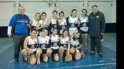 UNIÓN. Daniela Rivero (5), Rocío Cardozo, Victoria Nicolossi, Antonella Martinelli (6), Mariela Junco (11), Úrsula González (5), Gimena Maciel, Pamela Cantero (15), Agustina Sacks, Melina Cantero y Camila Giménez. DT: Marcelo D’Andrea-Emilio Pernas..
