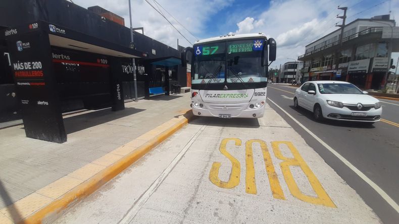 Los colectivos de la línea 57 volvieron a parar sobre la Ruta 8.&nbsp;