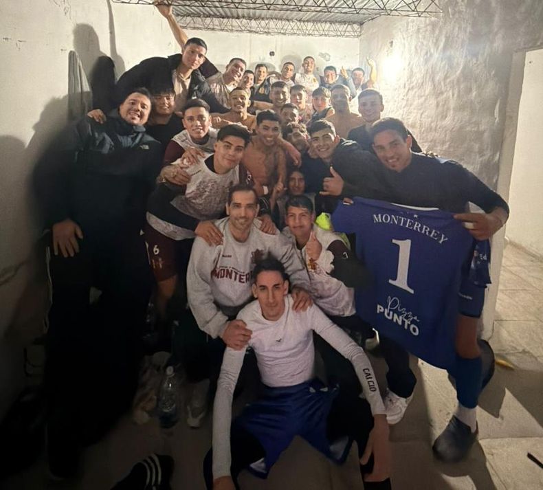 INVICTO. Los jugadores de Monterrey felices en el vestuario tras alcanzar el récord de 12 victorias y 2 empates.