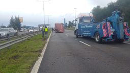 Corte total en Panamericana por vuelco de container Corte total en Panamericana por vuelco de container
