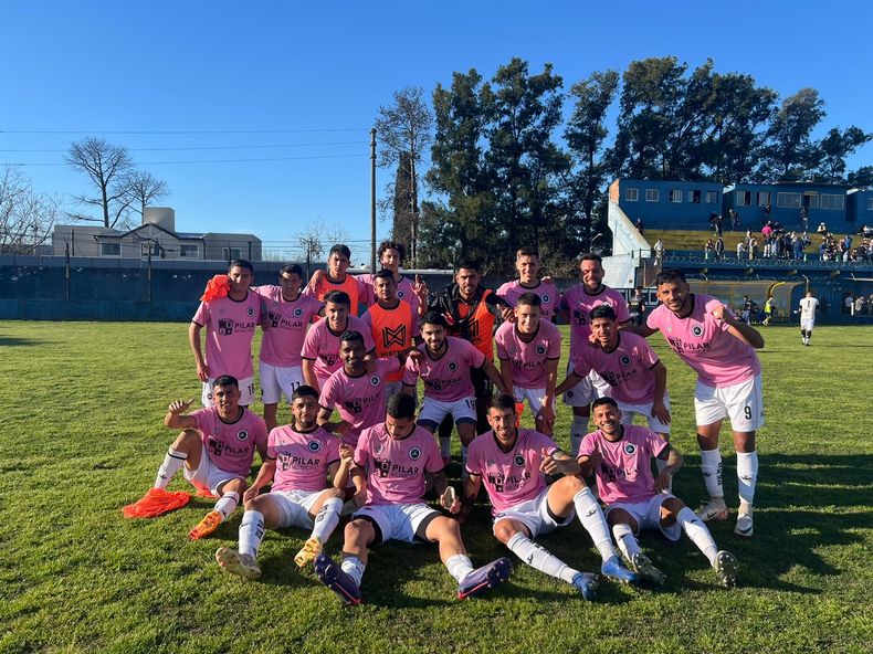 FELICIDAD. El plantel de Real Pilar festeja en la cancha de Alem el triunfo que lo sostiene como puntero