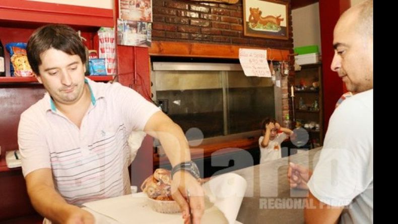 NEGOCIO. “Por suerte, la gente cada vez cocina menos”, dice Villanueva, de Rotisería Tandil..