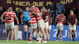 ABRAZO ETERNO. Los jugadores de Alumni consiguieron un triunfo sobre la hora que los clasificó a la final.