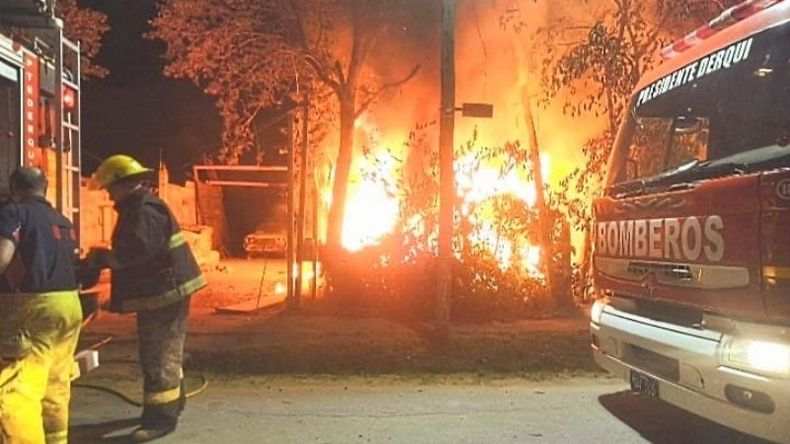El fuego se extendió rápidamente en toda la casilla de madera. Foto @juancaimpacto .