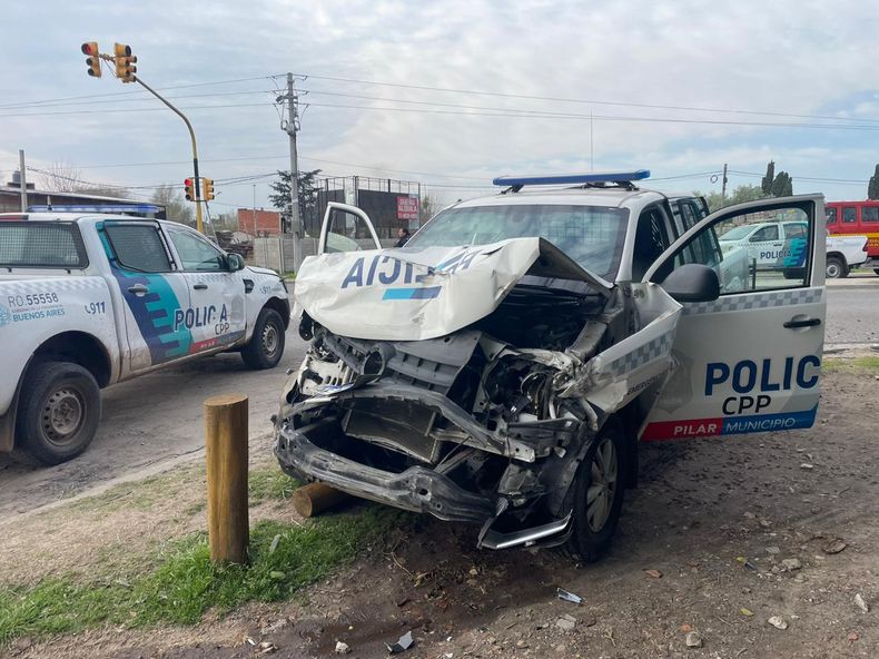 El frente del móvil policial quedó destruido luego del triple choque en ruta 25.