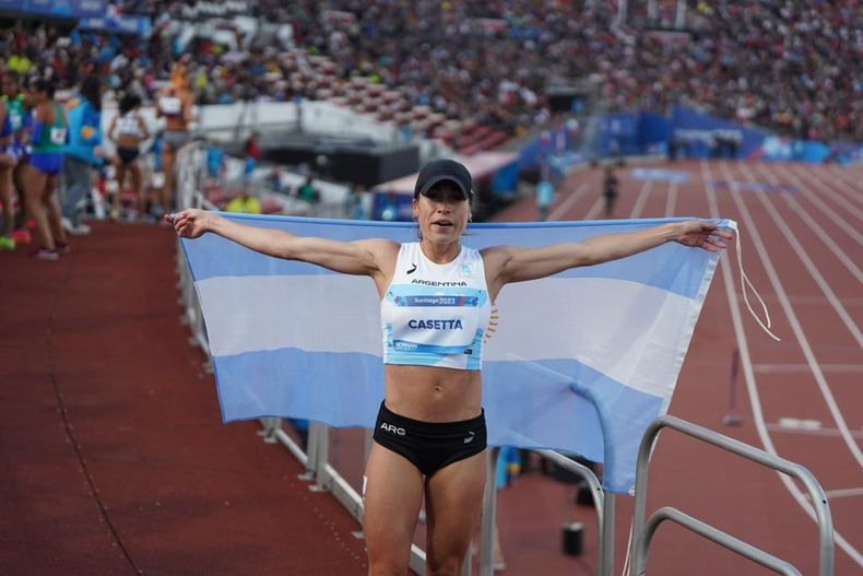 EMBANDERADA. Casetta acaba de ganar con récord el oro panamericano en el Estadio Nacional de Chile.