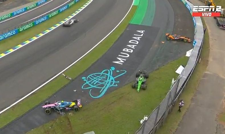 EN FILA. En la misma curva chocaron Oscar Piastri, Nico Hulkenberg y Franco Colapinto.