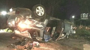 El auto en el que circulaban el conductor alcoholizado terminó volcado sobre la calzada. Foto @juancaimpacto.