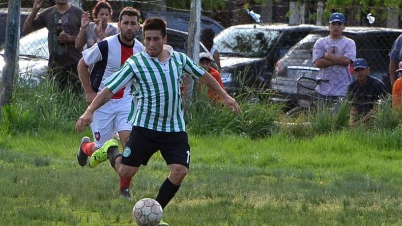 GOLEADOR. El Mencho Contreras encara hacia el 2-1 de Abrojal..