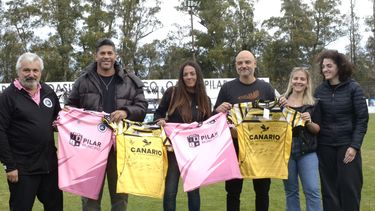 El homenaje de Real Pilar a Sergio Gómez y Favio Orsi. Se sumó la dirigencia de Flandria.&nbsp;