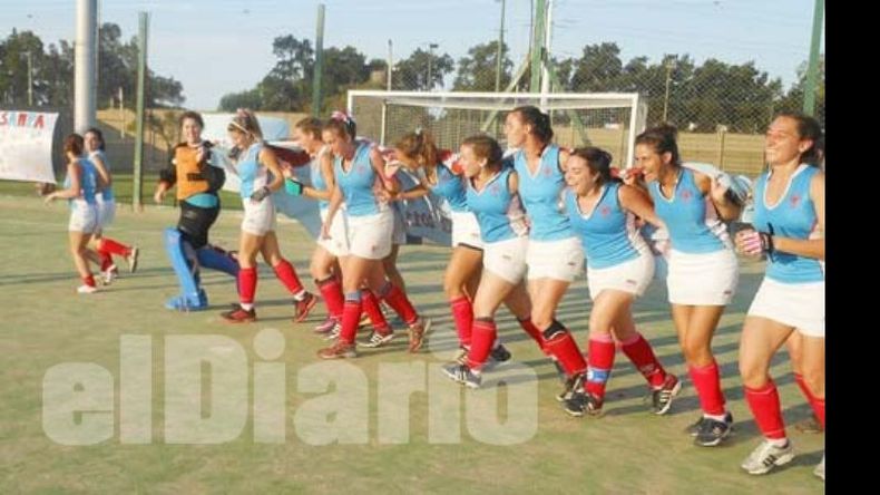 Vuelta olímpica. Las chicas de Sanpa celebran el título conquistado en Intermedia..