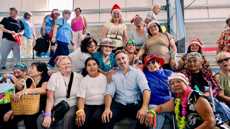 ENCUENTRO. Achával compartió la jornada con adultos mayores en el Club Municipal Presidente Derqui.