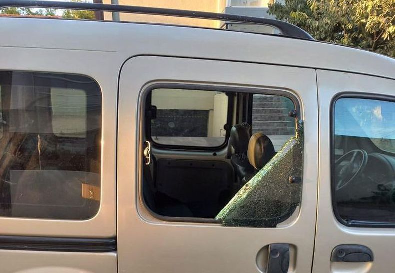 En una semana y media han roto vidrios y robado cinco autos, todos en Lorenzo López y Battaglia. Llamás a la comisaría de Pilar y dicen que ellos no pueden hacer nada. El teniente Gómez dice que eso le corresponde al Comando de Patrulla. Llamé 12 veces al Comando de Patrulla y no atienden. El 911 dice que le corresponde a la comisaría. Cuestión que nadie se hace cargo de nada. No hay policías en el centro. Todo liberado. La policía de Pilar brilla por su ausencia. Cintia Trindade.
