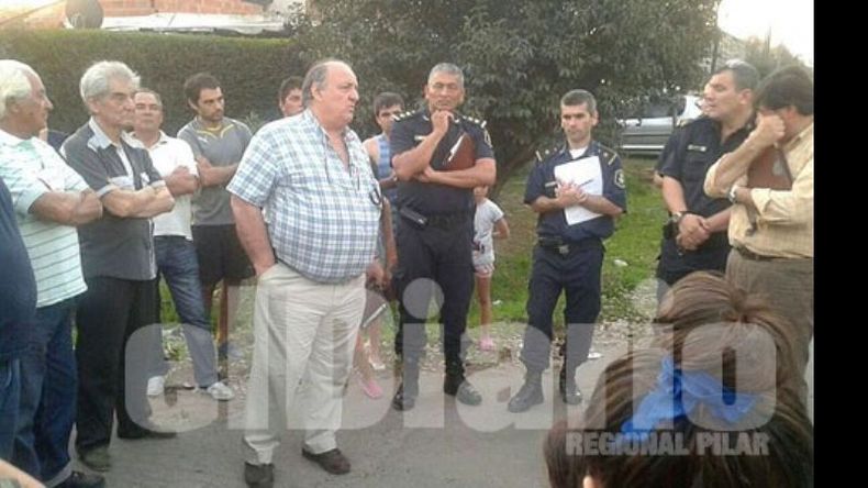Los vecinos se reunieron con las autoridades para llevar el reclamo..