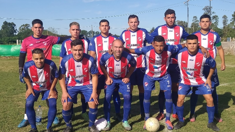 PUNTERO. Atlético Toro aplastó 10-1 a AC Toro y sigue firme en la cima del Clasificación..