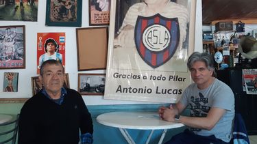 GENERACIONES. Tito y Cándido Lucas con el afiche que recuerda a Antonio, fundador de El Laucha.