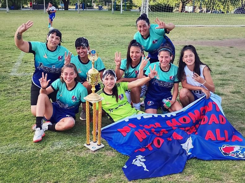 ESPUMA Y FESTEJO. Las chicas de Pilar City cerraron invictas su consagración.