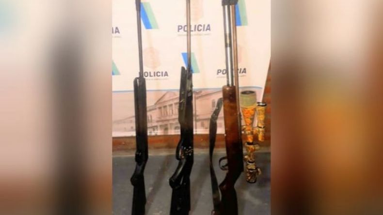 Los hombres portaban armas que fueron secuestradas por la policía. .