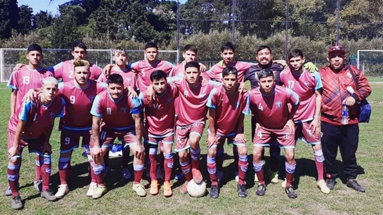 GOLEADA. El Tablón estrenó camiseta y fue con una categórica victoria..